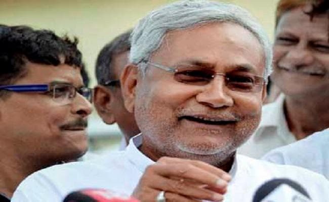 भोज में नीतीश के घर जुटे दिग्गज, चार साल बाद भाजपा शामिल