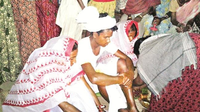 झारखंड : चाईबासा में दो दुल्हनों संग फुटबॉलर ने लिये सात फेरे