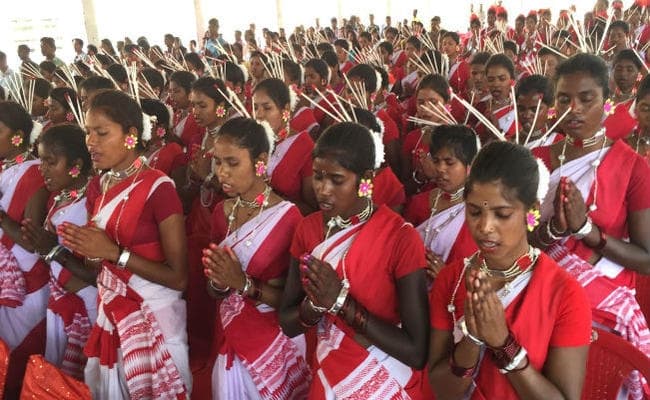 झारखंड में सरहुल पर्व की धूम, देखें तसवीरें