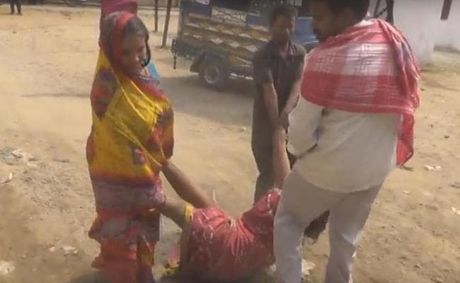 VIDEO : मानवता फिर हुई शर्मसार, स्ट्रेचर नहीं मिला, तो मरीज को ऐसे पहुंचाया अस्पताल
