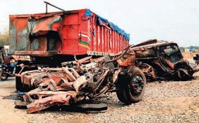 मालदा : ट्रक व ट्रेलर के बीच आया ट्रेकर, दो की मौत