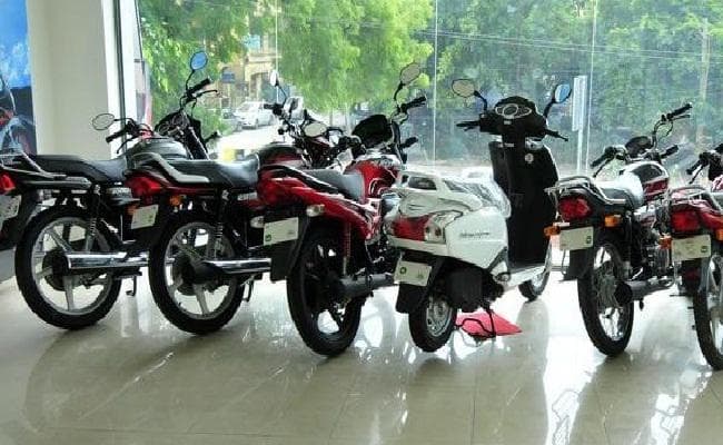 दोपहिया वाहन में भारी छूट, जानिये कौन सी कंपनी दे रही है कैसा ऑफर