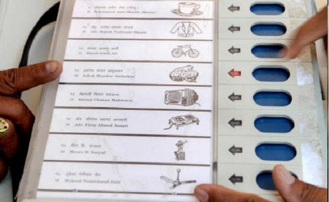 दूसरे बटन दबाने पर भी भाजपा को वोट, चुनाव आयोग ने मांगी रिपोर्ट