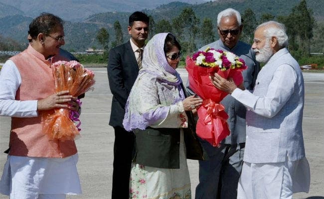 PM मोदी ने सबसे लंबी सुरंग का किया उद्घाटन, कश्मीरी नौजवानों से कहा - टेरेरिज्म छोड़े, टूरिज्म अपनाएं