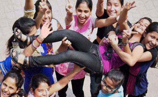 आखिर क्यों 12वीं तक अव्वल रहने वाली लड़कियां, जीवन की रेस में लड़कों से नहीं ले पातीं लीड?