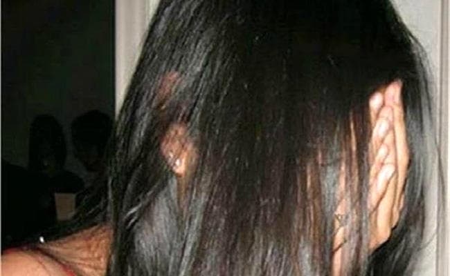 रिवॉल्वर दिखा दोस्त की पत्नी से करता रहा दुष्कर्म