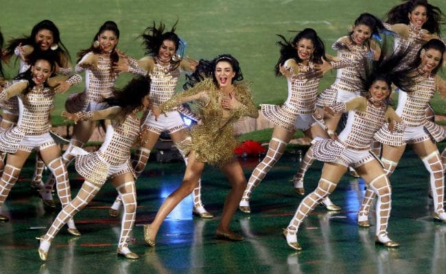 IPL Opening Ceremony: एमी जैक्सन ने अपने परफॉरमेंस से जीता दर्शकों का दिल, देखें तस्वीरें..