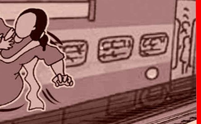 पत्नी व बेटी को चलती ट्रेन से फेंका