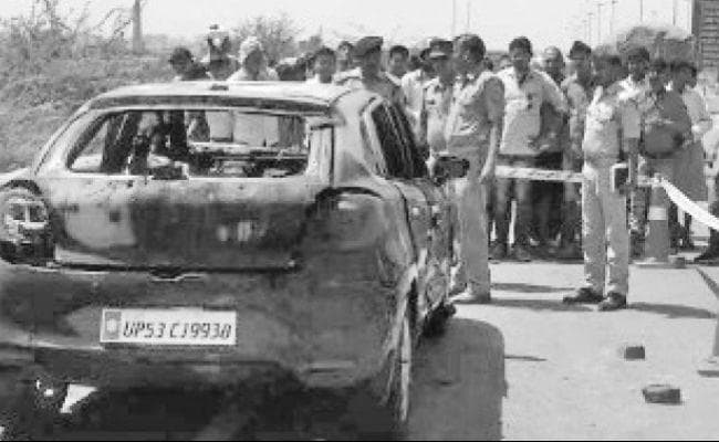 युवक को कार में बांधकर जिंदा जलाया