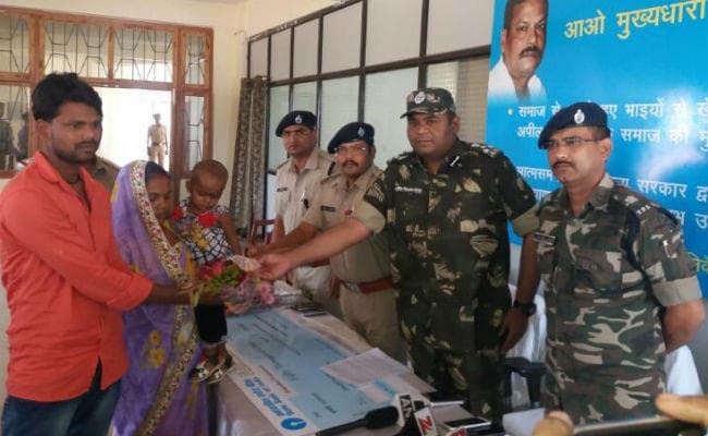 खूंटी 50 हजार के इनामी नक्सली सहित 2 ने किया सरेंडर