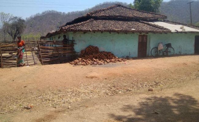 गुमला : नक्सलियों के सरेंडर के बाद रेहलदाग जंगल से भारी मात्रा में हथियार बरामद