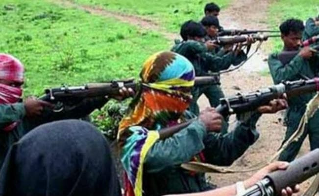 बिहार-झारखंड की सीमा पर नक्सलियों ने मचाया तांडव, एक JCB सहित 10 ट्रैक्टर व एक बाइक को फूंका