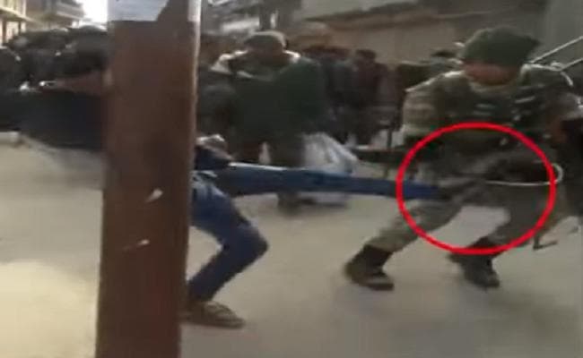 जवान पर हमला मामले में सीआरपीएफ हुआ सख्त, उत्पातियों पर दर्ज किया गया केस जवान पर हमला मामले में सीआरपीएफ हुआ सख्त, उत्पातियों पर दर्ज किया गया केस