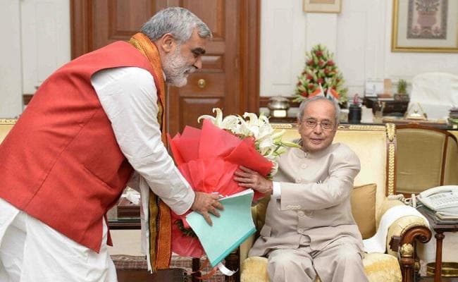 सांसद अश्विनी चौबे ने राष्ट्रपति प्रणव मुखर्जी को दिया बक्सर आने का न्योता