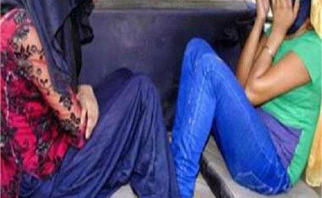 कांथी के होटल में देह व्यापार का परदाफाश
