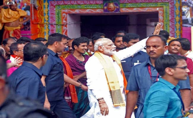 लिंगराज मंदिर में प्रधानमंत्री ने की पूजा, फ्रीडम फाइटर्स की फैमिली को किया सम्मानित