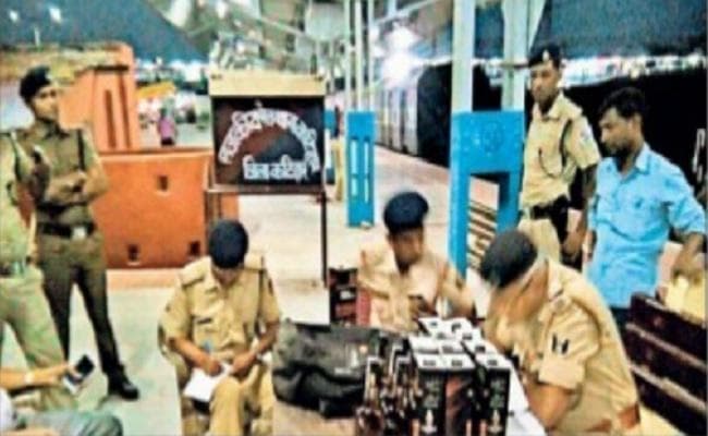 बिहार : कटिहार में ट्रेन चालक व सह चालक शराब के साथ धराये, निलंबित