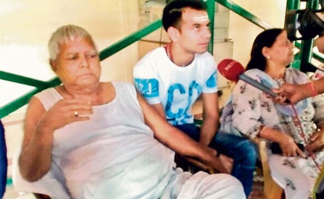 एक गाय और बछिया मिल जाये तो कर दूंगा तेजप्रताप की शादी : लालू यादव एक गाय और बछिया मिल जाये तो कर दूंगा तेजप्रताप की शादी : लालू यादव