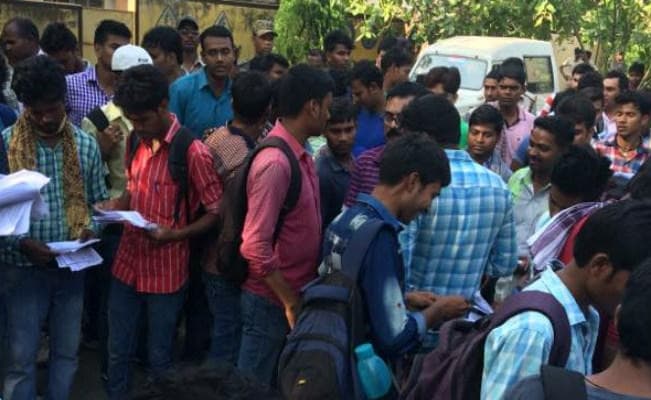 जमशेदपुर : एडमिट कार्ड मिलने में देर होने पर भूखे-प्यासे छात्रों ने किया हंगामा, तोड़-फोड़