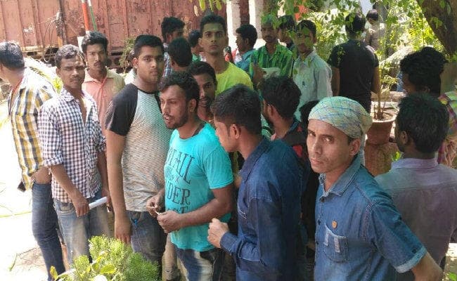 जमशेदपुर : परीक्षा में नहीं शामिल हो सके छात्र, किया हंगामा