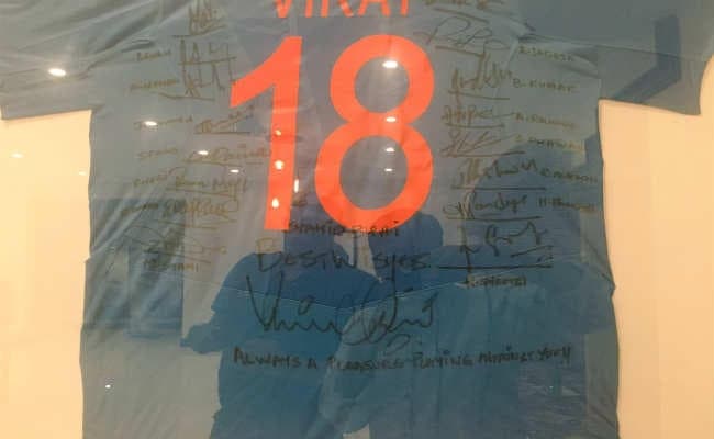 विराट कोहली ने दिया शाहिद अफरीदी को अनोखा तोहफा… विराट कोहली ने दिया शाहिद अफरीदी को अनोखा तोहफा…