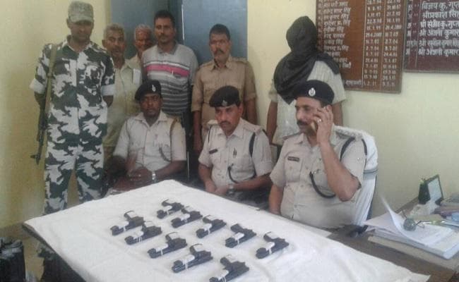 बिहार : नवादा में 10 देशी पिस्तौल के साथ हथियार तस्कर गिरफ्तार