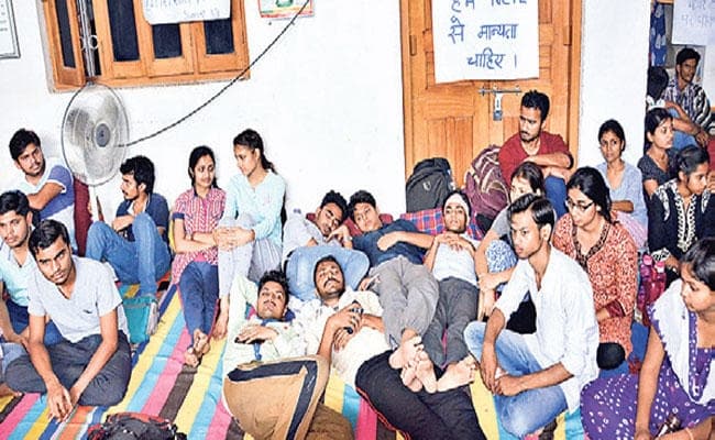 दक्षिण बिहार केंद्रीय विश्वविद्यालय : धरने पर बैठे छात्रों के मनाने में आयुक्त भी फेल