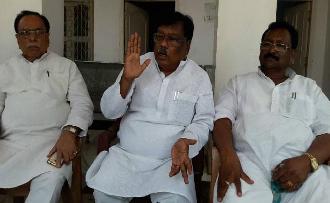 शिबू पर रघुवर दास की टिप्पणी से भड़का झामुमो, पूछा - बुड्ढा हो गया बाप तो गड्ढा में जाये?