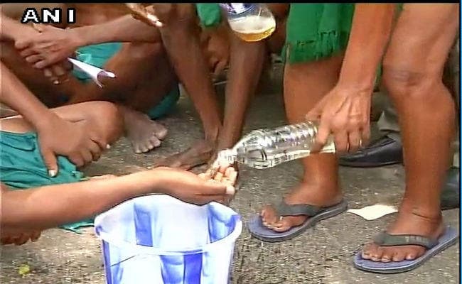 कर्जमाफी के लिए जंतर-मंतर पर किसानों ने किया मूत्रपान