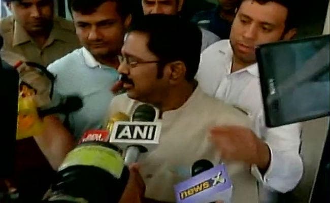 रिश्वत मामले में दिल्ली पुलिस के समक्ष पेश हुए अन्नाद्रमुक नेता दिनाकरण