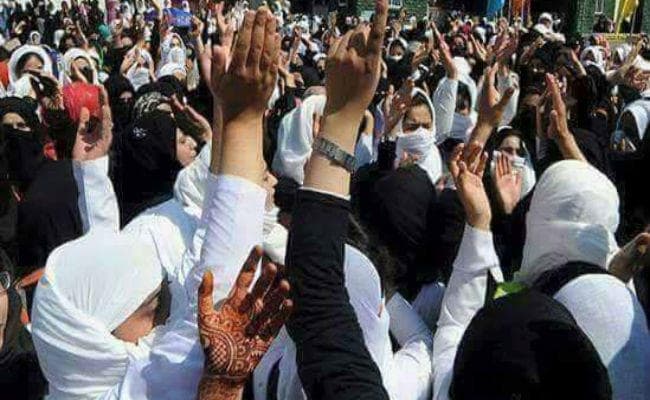 जम्मू-कश्मीर: एसपी कॉलेज में छात्रों और सुरक्षा बलों के बीच झडप, लाठीचार्ज