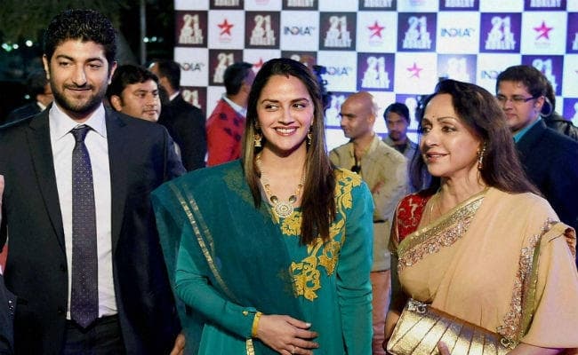 हेमा मालिनी ने किया कंफर्म, प्रेग्नेंट है बेटी ईशा देओल