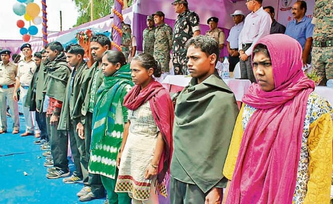 लोहरदगा : पुलिस की बड़ी सफलता, 10 नक्सलियों का सरेंडर, दो इनामी, तीन महिलाएं