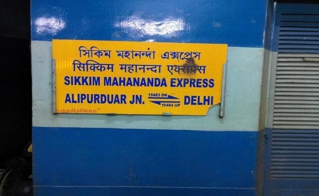 महानंदा एक्सप्रेस में जबरन चढ़े लुटेरे, विरोध करने पर यात्री को मारा चाकू