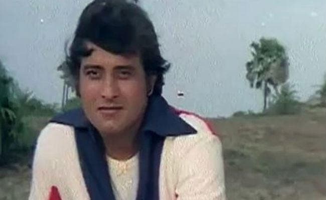 विनोद खन्ना के निधन पर शोक में डूबे सिने प्रेमी, कहा- ''हम तुम्हें चाहते हैं ऐसे...''