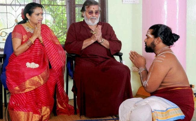 दिग्गज अभिनेता-नेता विनोद खन्ना नहीं रहे, उनकी कुछ चुनिंदा तस्वीरें...