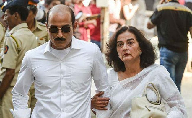 पिता विनोद खन्ना की अंत्येष्टि पर ऐसे नजर आये अक्षय खन्ना