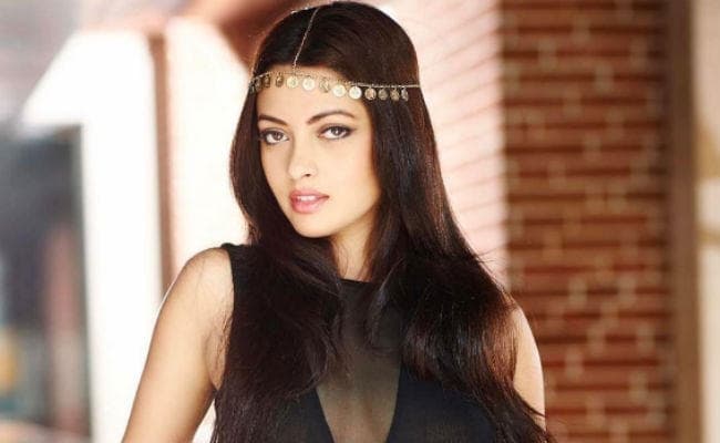 अपनी खूबसूरत तस्वीरों के कारण सोशल मीडिया पर छाईं रिया सेन, SEE PHOTOS