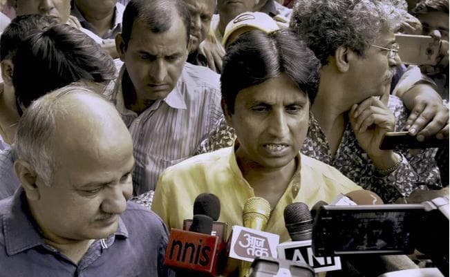 आप में सुलह, अमानतुल्ला खान निलंबित, कुमार विश्वास का कद बढ़ा