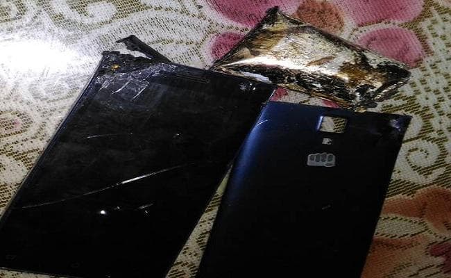 बात करने के बाद बिस्तर पर रखते ही फटा मोबाइल फोन