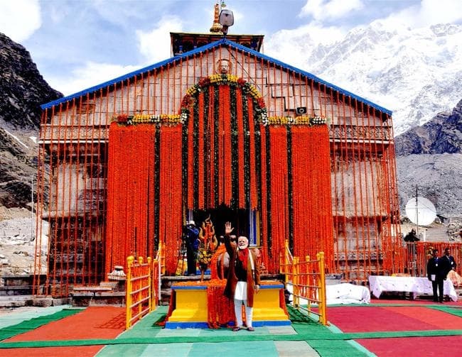 केदारनाथ: जब प्रोटोकाल तोड़कर श्रद्धालुओं से पीएम मोदी ने की मुलाकात