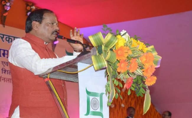 एक ही ठेकेदार को न मिले काम, सरकार की छवि होती है खराब : रघुवर दास
