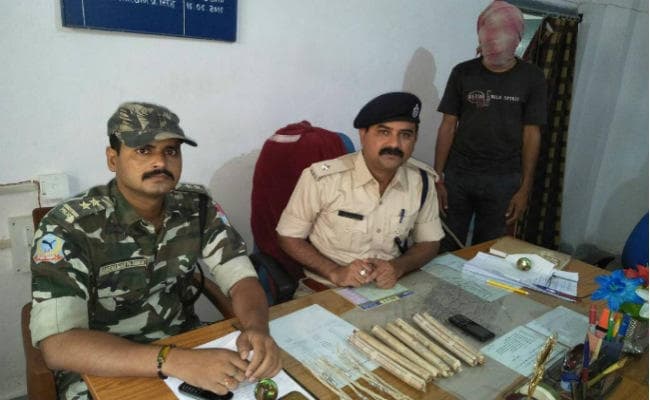 चतरा : पारा टीचर निकला माओवादी दस्ते का सदस्य, गिरफ्तार, घर से विस्फोटक बरामद