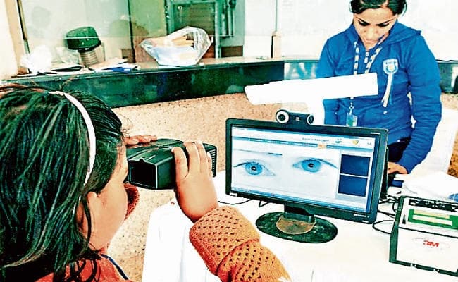 आधार के जटिल पेच : अनिवार्यता, निजता और सुरक्षा से जुड़े