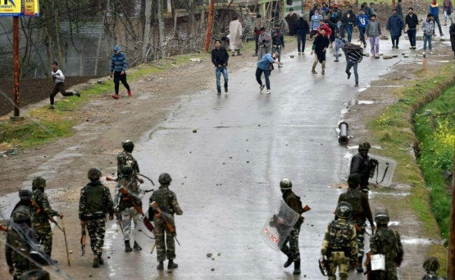कश्मीर: अब सुरक्षाबलों पर स्कूली छात्रों ने किया पथराव