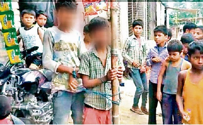 गेहूं चुराने पर ''तालिबानी कार्रवाई'', चौराहे पर खंभे से बांध कर बच्चों को पीटा