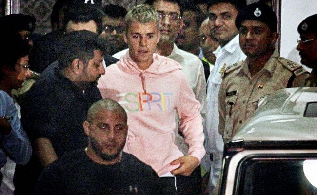 मुंबई पहुंचे जस्टिन बीबर, ए आर रहमान ने दी इस अंदाज में शुभकामना