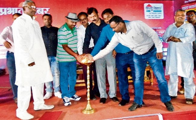 हास्य-व्यंग्य के सुर में घंटों ठहाके लगाते रहे श्रोता