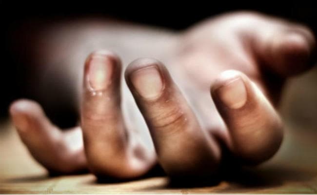 इंदौर के सरकारी अस्पताल में अमानवीय मंजर : युवक की लाश पर चढी थीं लाखों चींटियां