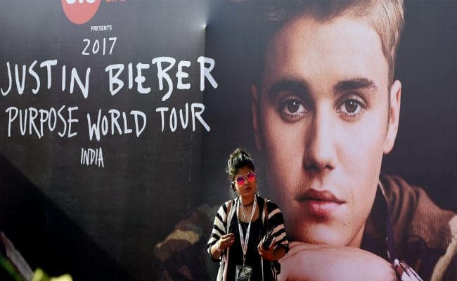 स्टेज पर आते ही छा गये जस्टिन बीबर, मलाइका-आलिया पहुचीं, श्रीदेवी की बेटियों का दिखा अलग अंदाज